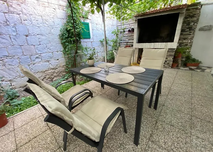 Stari Dvor * Каштела