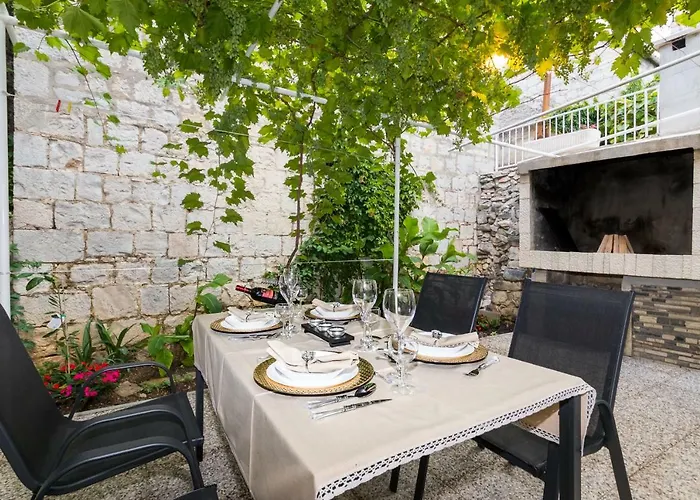 Stari Dvor Каштела